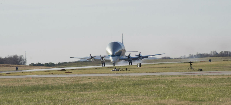 Illustration for article titled This Super-Sized Cargo Plane Carries NASA's Biggest Loads